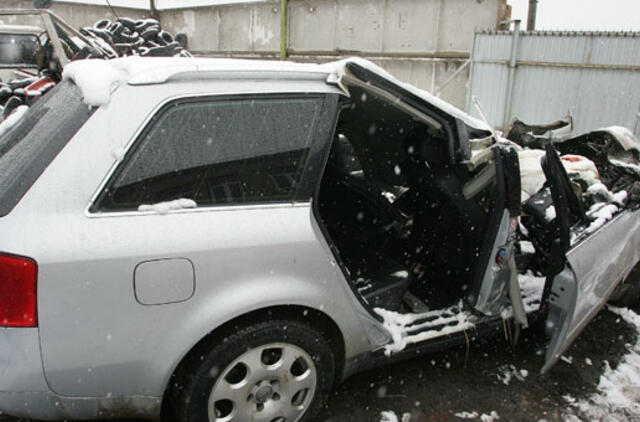 Sunkią avariją išgyveno tik automobilio savininkas