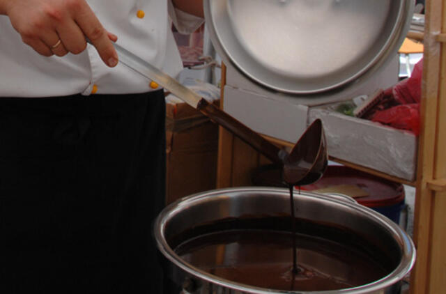 Tyrimas: juodasis šokoladas padeda sumažinti stresą