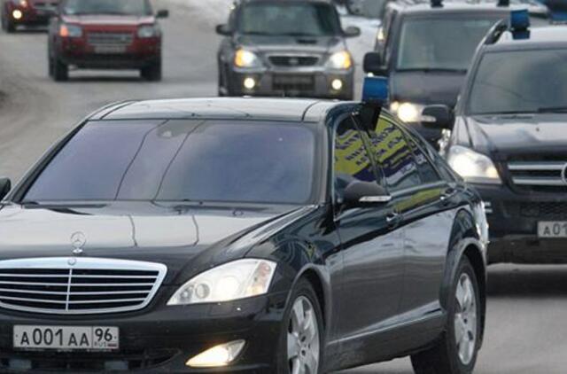 Vladimiras Putinas ketina visus valdininkus persodinti į rusiškus automobilius