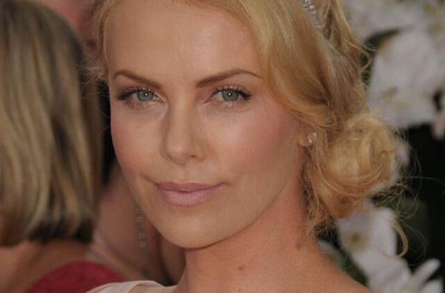 Charlize Theron dantų košmaras