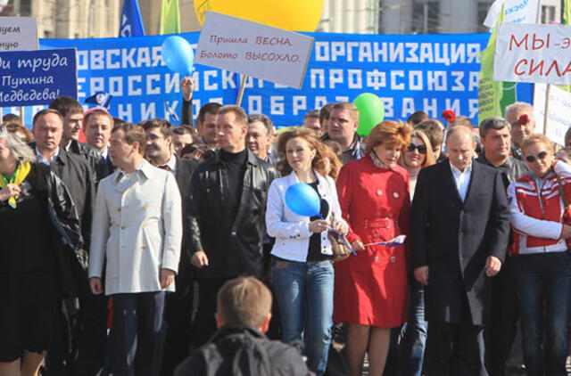 D. Medvedevas ir V. Putinas dalyvavo Gegužės 1-osios demonstracijoje Maskvoje