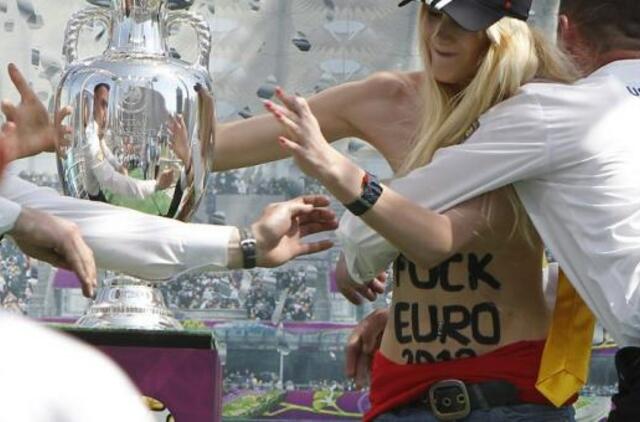 "Euro 2012" taurė krito nuo "Femen" narės rankos (video)