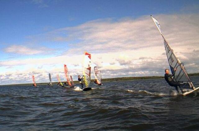 Kuršmarių vėjas buvo palankus burlentininkams