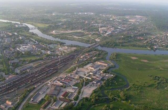 Latvija: dvivietis lėktuvas įsirėžė į gyvenamojo namo stogą