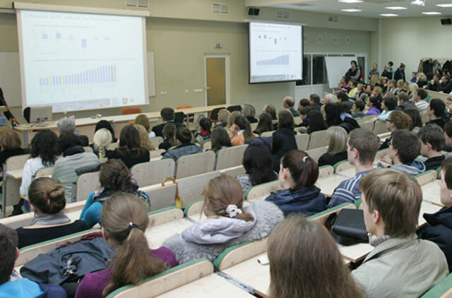 Mokantys už mokslą studentai sukčiauja tiek pat, kiek nemokantys