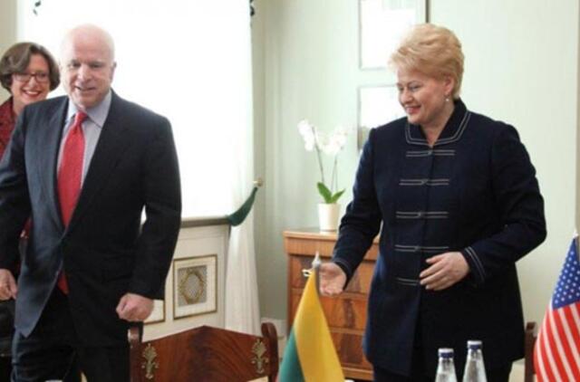 Su Johnu McCainu kalbėjosi apie NATO viršūnių susitikimą Čikagoje