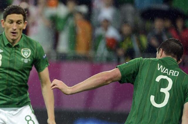 Airijos futbolininkai su italais žais ryšėdami gedulo raiščius