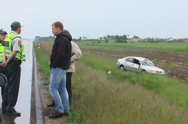 Autostradoje po susidūrimo vertėsi automobilis