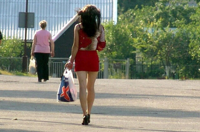 Keturi vyrai jėga įsodino 14-metę į BMW ir vežiojo girdydami alkoholiu