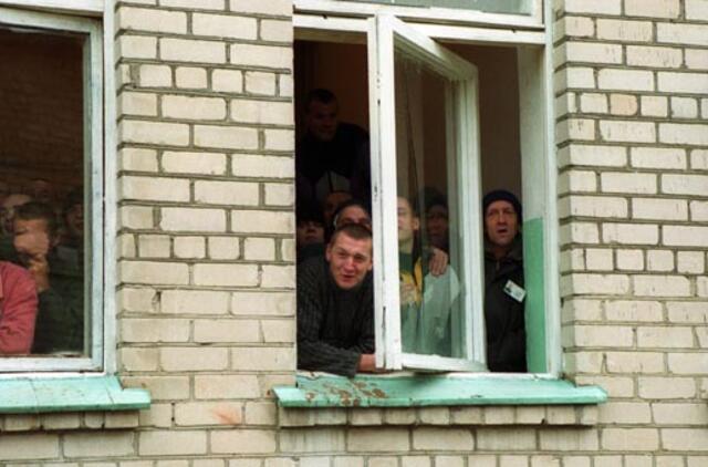 Krata Pravieniškėse: 29 telefonai, 2 naminės degtinės aparatai, 930 tablečių, radijo stotelės