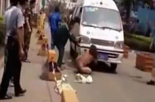 Moteris Kinijoje nuoga atsigulė prieš greitąją, kad ši neišvežtų į ligoninę sužeistos jos vyro meilužės