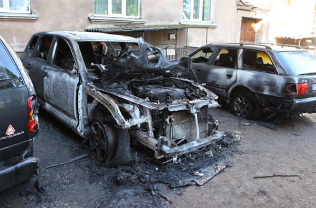 Padegti du vienos šeimos automobiliai