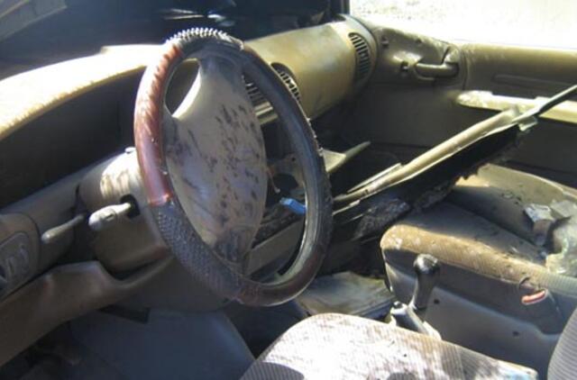 Patikrinimo pabūgęs cigarečių kontrabandininkas bandė padegti savo automobilį