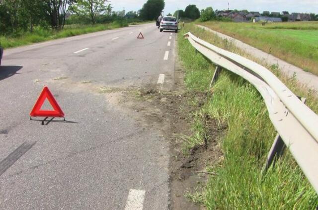 Išgąsdintos moters automobilis trenkėsi į atitvarą