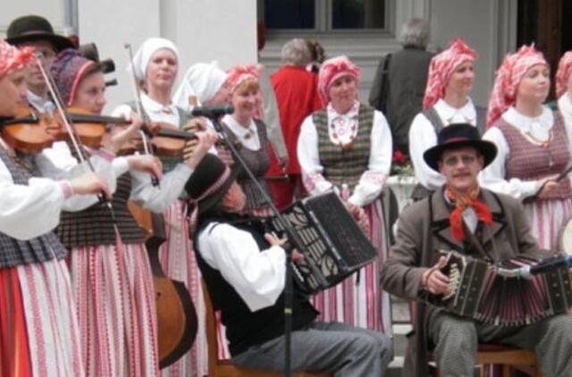 Plungės miesto šventė - folkloro festivalis ir juostų ant medžių pynimas