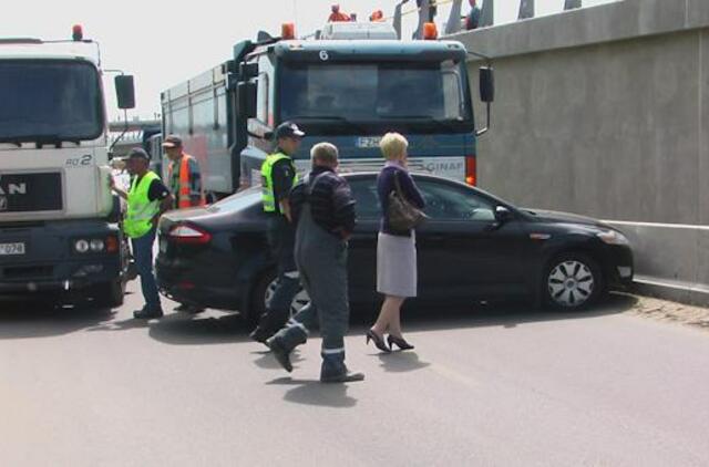 Savivarčio vairuotojas nejuto, kad stumia automobilį