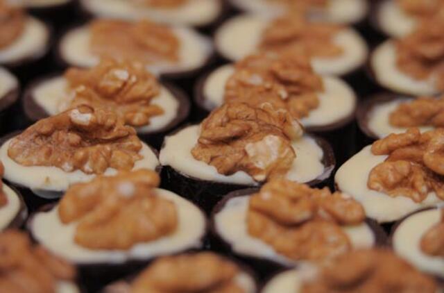 Sukurti akiniai, didinantys maisto porcijos vaizdą