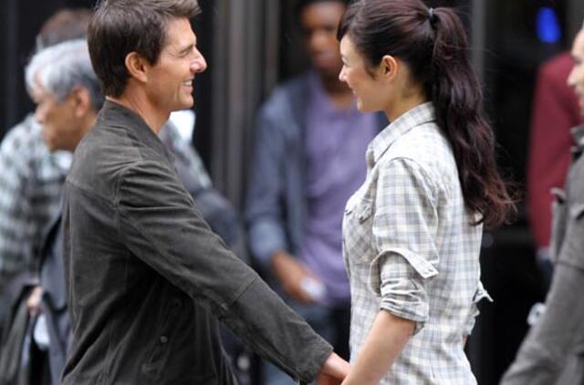 Tom Cruise mezga romaną su Olga Kurylenko?