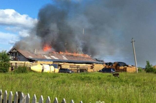 Ugniagesiai išskubėjo gesinti lentpjūvės