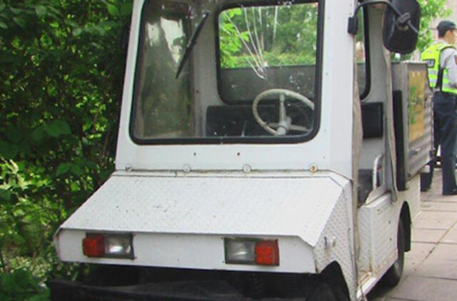 Užstrigus pedalui, mirtinai prispaudė savo mamą