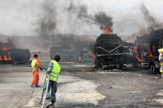 Afganistane užpulti 22 krovinius gabenę automobiliai