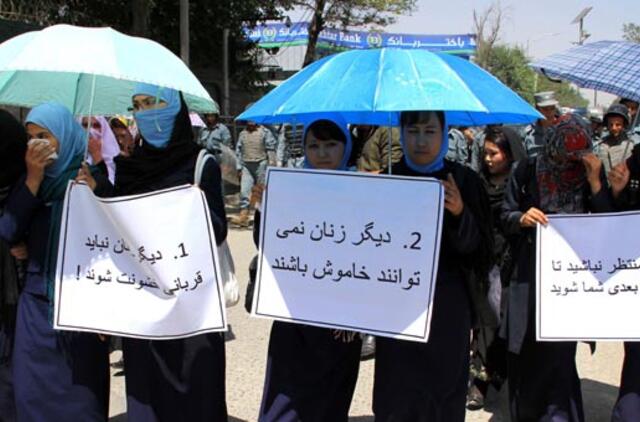 Afganės protestuoja dėl viešos moters egzekucijos