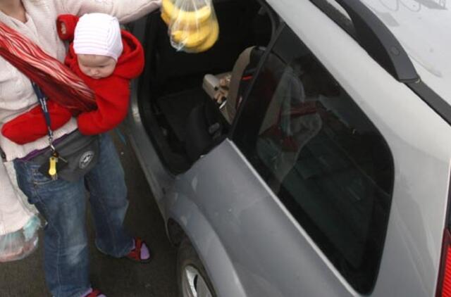 Automobilyje užsitrenkus durims jo viduje liko kūdikis