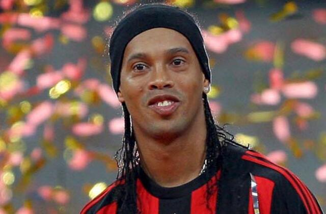 "Coca Cola" nutraukė reklamos sutartį su brazilų futbolo žvaigžde Ronaldinho