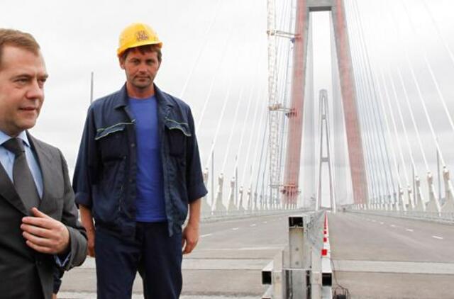 Dmitrijus Medvedevas atidarė ilgiausią pasaulyje lynų laikomą tiltą