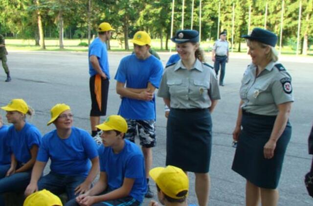 Jaunieji šauliai ir policijos rėmėjai poilsiauja pajūry