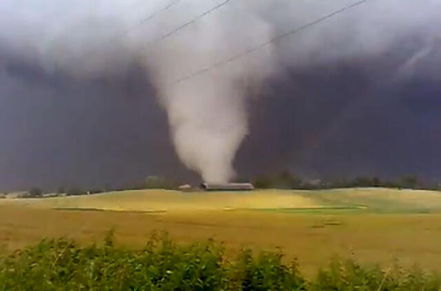Lenkijoje siautė galingas tornadas (video)