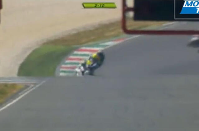 Lenktynių lyderis pamiršo paskutinį ratą (video)