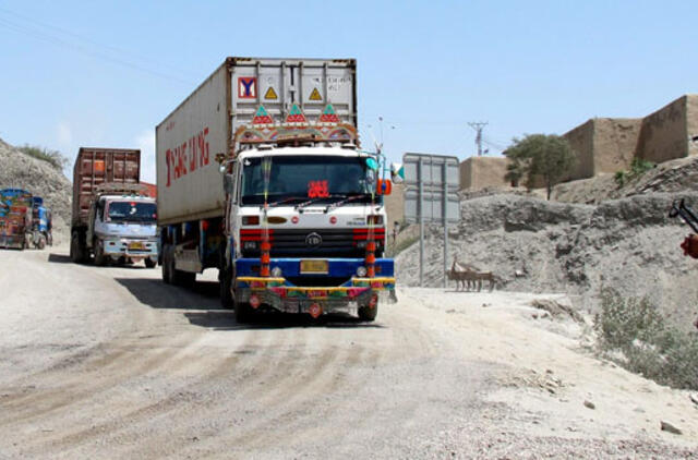 Pakistane per išpuolį prieš NATO sunkvežimius žuvo vairuotojas