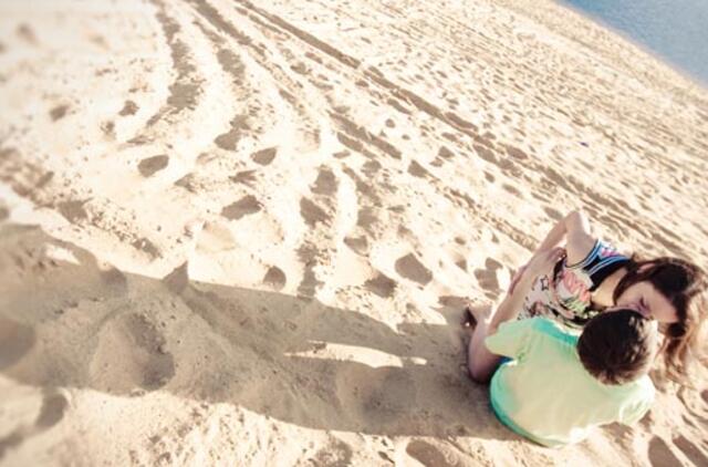 Paplūdimio kasdienybė: porelės drąsiai mylisi