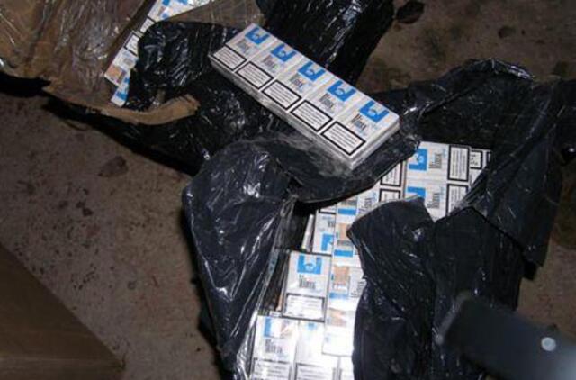 Pasieniečiai sulaikė ieškomą vyrą ir 12 tūkst. pakelių kontrabandinių rūkalų