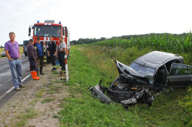 Po avarijos automobilyje prispaustas žmogus