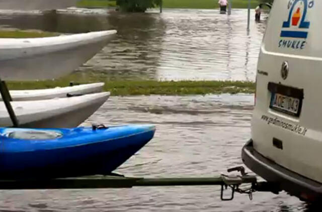 Po liūties vilniečiai ieškojo baidarių, o ne savo automobilių (video)