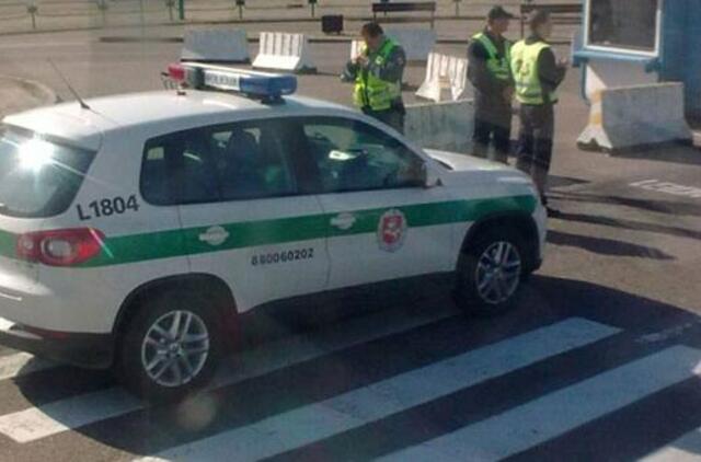 Policijos automobiliai tampa pilietiškumo taikiniu