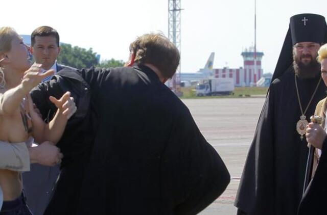 Rusijos patriarchą Kirilą "Femen" aktyvistė pasitiko nuogomis krūtimis (video)