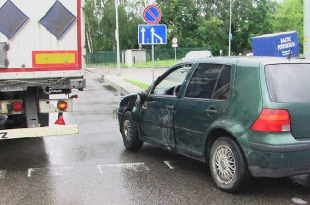 Vilkikas ir vėl prispaudė neatidų vairuotoją