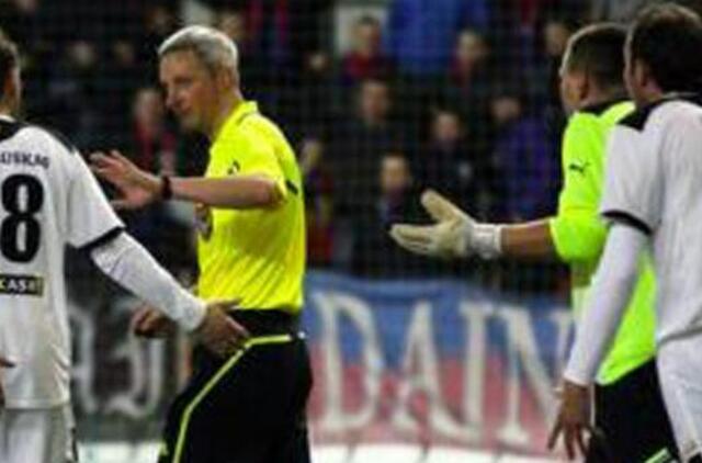 A lygos teisėjas Saulius Dirda Davydui Arlauskiui: „Tuoj į galvą gausi. Nori?“