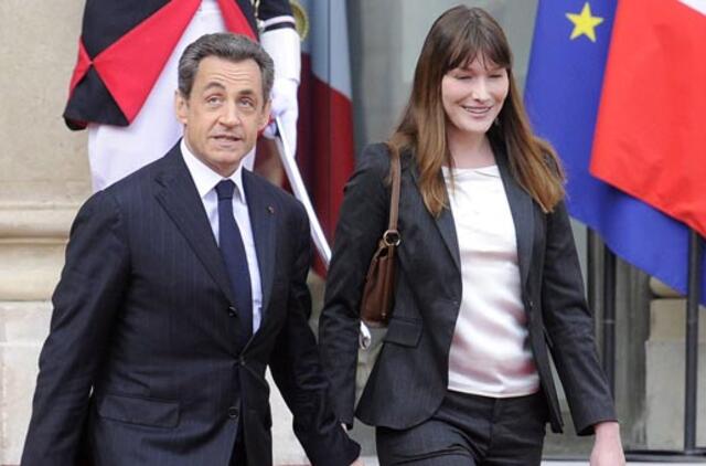 Carla Bruni-Sarkozy dėl gandų apie jos nėštumą padavė į teismą žurnalą "Closer"