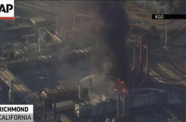Kalifornijoje naftos perdirbimo įmonėje kilo gaisras (video)