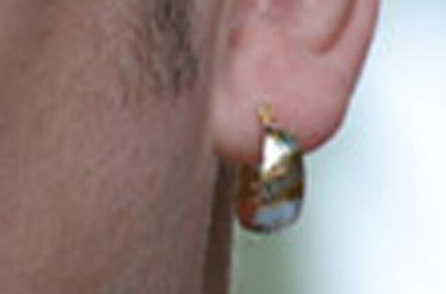 Kaliniams nemokama galimybė įsiverti auskarų