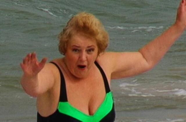 Kristina Brazauskienė pliuškenasi jūroje