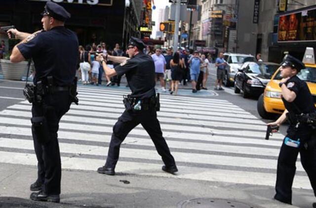 Niujorko Times skvere policininkai 12 kartų šovė į vyrą su peiliu