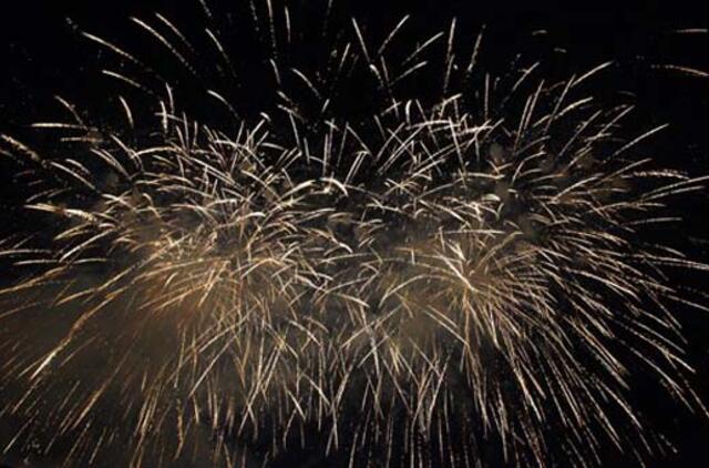 Nuo oratorijos pavargusius atgaivino ugnies lietus (video)