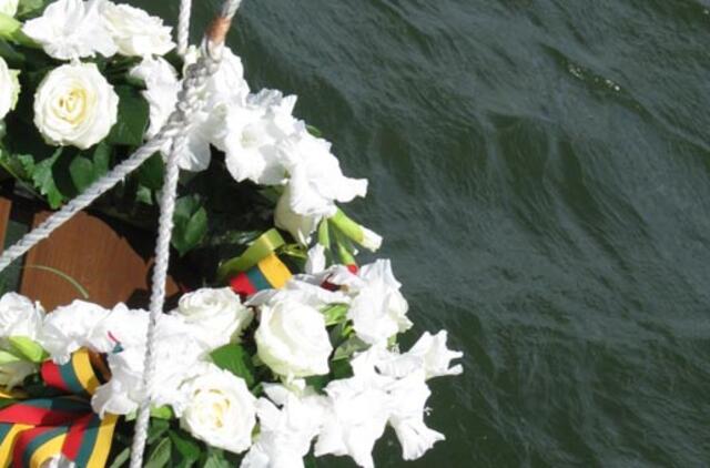 Per ceremoniją jūroje žuvusieji pagerbti vainikais