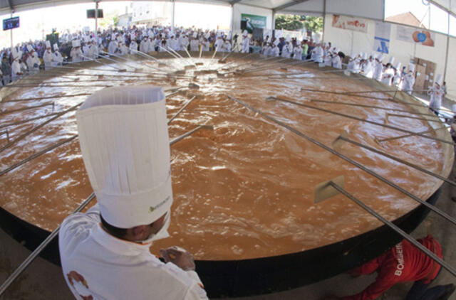 Portugalijoje iškeptas didžiausias pasaulyje omletas iš 145 tūkstančių kiaušinių