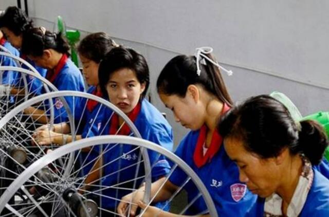 Šiaurės Korėjos valdžia leido moterims miestuose važinėtis dviračiais